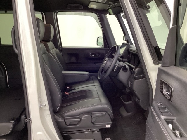 フロント広々、ベンチシートの運転席は、ハイトアジャスターが付いているので、快適にドライブができます。ハンドルはチルトステアリングで、ハンドル位置を上下に調節できます。