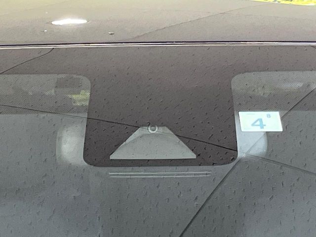 【トヨタセーフティセンス】走行中に前方の車両等を認識し、衝突しそうな時は警報とブレーキで衝突回避と被害軽減をアシスト。より安全にドライブをお楽しみいただけます。