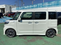 ボックス形状のボディーは車両感覚をつかみやすく、大きなフロントガラス等は視認性の向上にもつながります。ぜひ座ってお確かめください。