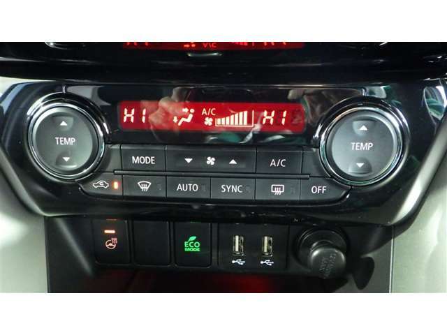 左右独立温度コントロールフルオートエアコンです。運転席、助手席それぞれで独立して温度設定ができます