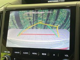 【バックカメラ】駐車時に後方がリアルタイム映像で確認できます。大型商業施設や立体駐車場での駐車時や、夜間のバック時に大活躍！運転スキルに関わらず、今や必須となった装備のひとつです！