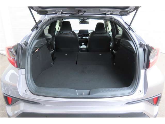 【トヨタ認定中古車の安心1】中古車をキレイで気持ちよくお乗りいただけるよう、トヨタ認定中古車はしっかりクリーニング。エンジンルームからシートを外した洗浄まで、目に見えない部分も徹底的に洗浄しています