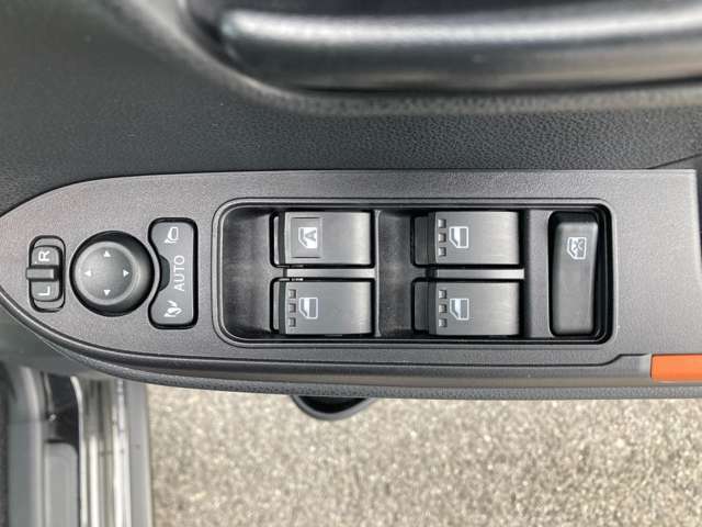 パワーウィンドウの操作ボタンです。運転席から4ヵ所のパワーウィンドウの開閉が可能です！