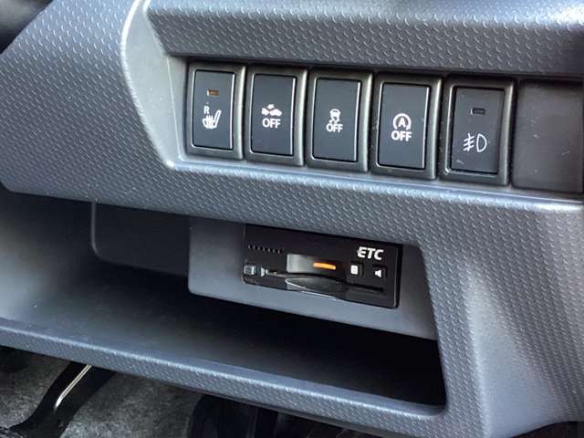 ETC車載器は使いやすい運転席右下の専用ボックスに収納。