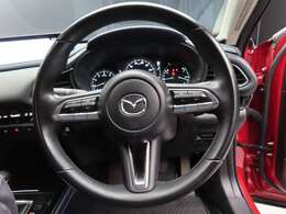 ☆走りの良さを予感させる、スポーティーなレイアウトのステアリング☆