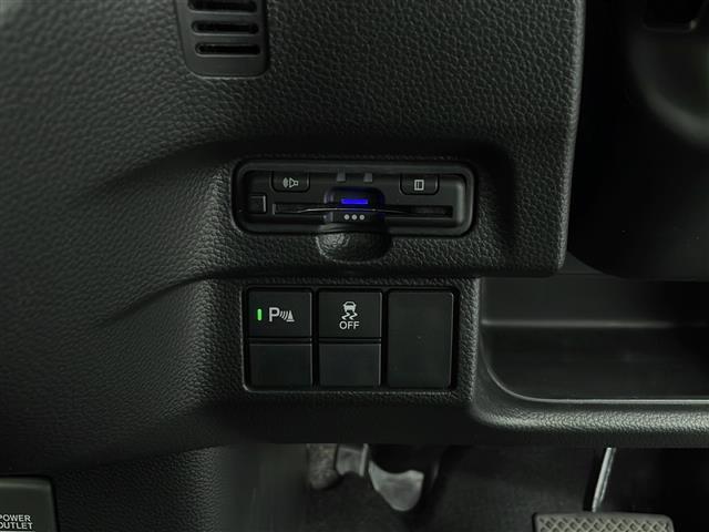 【ETC】有料道路を利用する際に料金所で停止することなく通過できる、ETC車載器（ノンストップ自動料金収受システム機器）が装備されています。セットアップを行うことで利用可能になります。