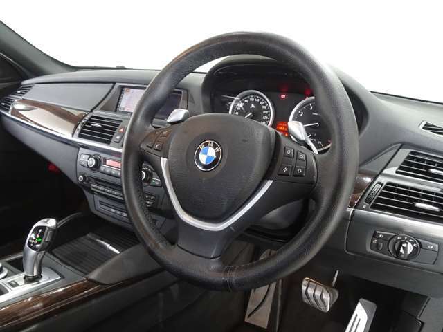 現在限られた人員で多数のお問い合わせに対応していることや、ショールーム以外のモータープールにて保管をしている車輌も多数あるため、実車をご覧になりたい場合はご来店前に事前確認のご連絡をお願い致します。