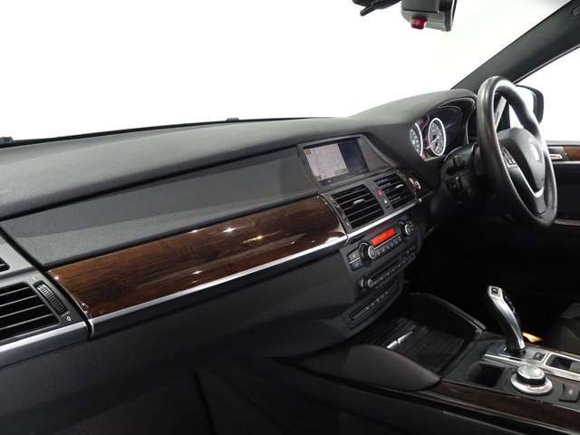 お車に詳しくないお客様もご安心下さい！当店スタッフが詳細な点までしっかりご説明致します！車の事だけでなく、ローンの手続きや購入の流れ等小さな疑問も当店で解決させて下さい！