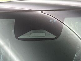 【ホンダセンシング】走行中に前方の車両等を認識し、衝突しそうな時は警報とブレーキで衝突回避と被害軽減をアシスト。より安全にドライブをお楽しみいただけます。