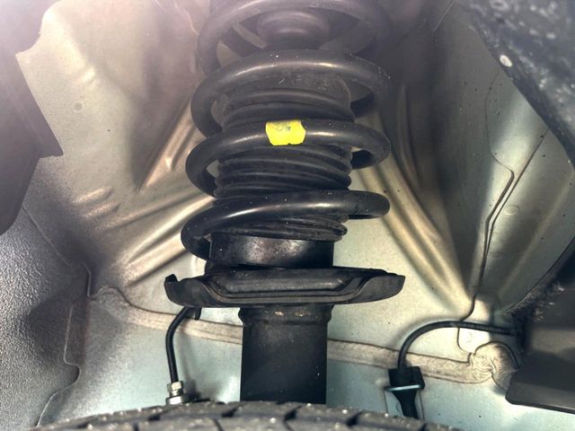 お車を安心してお乗りいただく為には、足回りの定期点検が欠かせません。サービスサポート（有償保証）では無料点検もご提供しており、安心のカーライフをお過ごしいただけるサポート体制が整っています。
