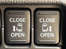 【両側パワースライドドア】スマートキーや運転席のスイッチで後席両側スライドドアの開閉が可能♪電動だから力を入れてドアを開ける必要が無く、小さなお子様でも簡単に開け閉めでき快適です♪