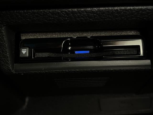 【ETC】有料道路を利用する際に料金所で停止することなく通過できる、ETC車載器（ノンストップ自動料金収受システム機器）が装備されています。セットアップを行うことで利用可能になります。