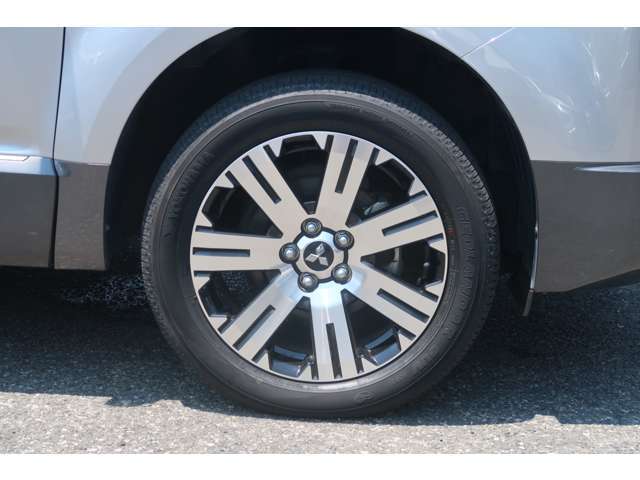 タイヤサイズ 225/55R-18　純正アルミホイール。
