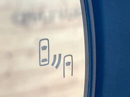 【ブラインドスポットモニター】走行中、ドアミラーの死角になりやすい箇所に後続車が接近するとサイドミラーのレンズに警告を表示！ドライバーに注意喚起をしてくれます。