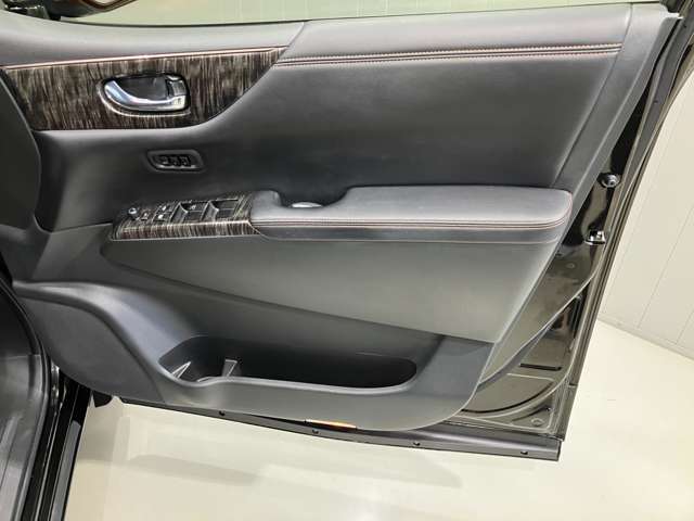 【運転席ドア】収納ポケットが付いているので運転席周りもスッキリ保てます★