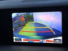 【バックカメラ】駐車時に後方がリアルタイム映像で確認できます。大型商業施設や立体駐車場での駐車時や、夜間のバック時に大活躍！運転スキルに関わらず、今や必須となった装備のひとつです！