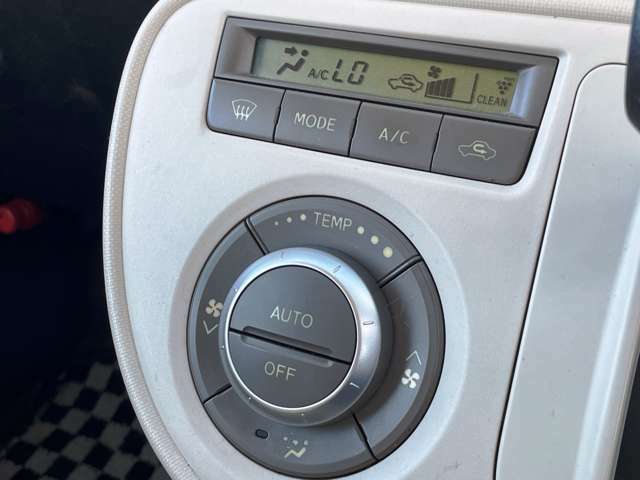 オートエアコンはワンプッシュで車内を快適な温度に調整してくれます！運転中でも安全に操作できますね
