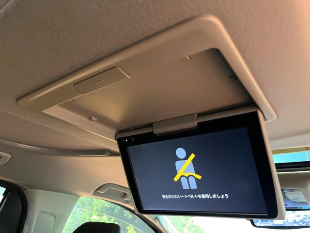 【フリップダウンモニター】家族や友人とお出かけする機会が多い方に大人気のフリップダウンモニター！大画面モニターで車内はエンタメ空間！退屈しがちな長距離ドライブも楽しい時間に変わります！