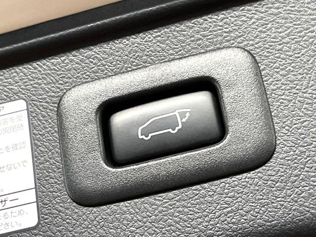 【パワーバックドア】スマートキーや運転席のボタンを押すだけでリアゲートが自動で開閉します！荷物を持っている時や、高い位置にあるバックドアを閉める際に便利な機能です♪