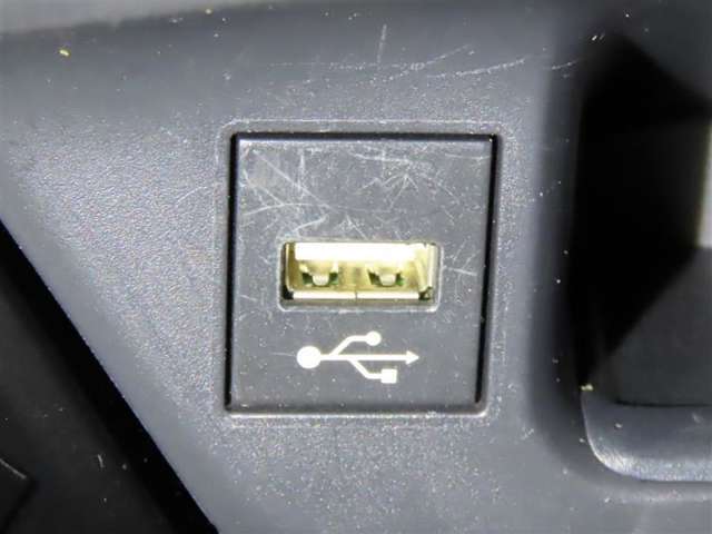 USB端子を装備しております。