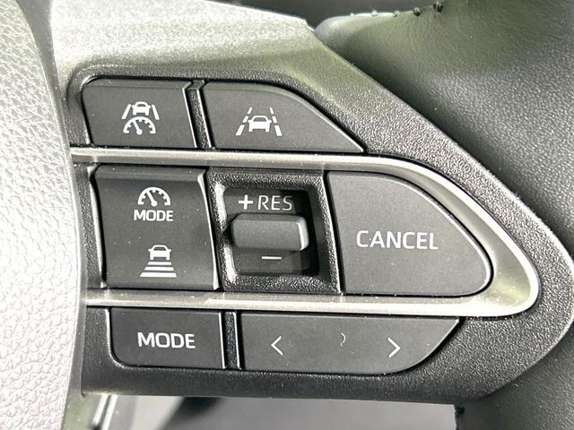 【レーダークルーズコントロール】高速道路での長距離走行が楽に！！自動で速度を保つクルーズコントロールが、衝突軽減システムと連携し、前方の車両を感知して車間を保つように速度調節してくれます！！