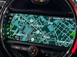 ●HDD純正ナビ:一体感のあるナビは、高級感ある車内を演出してくれます。オーディオ機能も充実しておりますので、運転もより楽しめます♪