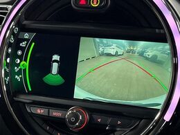 ●ガイドライン付きバックカメラ：不安な駐車もこれで安心！ガイドライン付きなので狭い箇所での駐車もラクラクです！