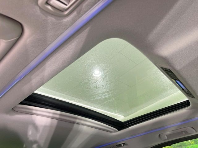 【サンルーフ】開放感たっぷりの希少装備、サンルーフが装着されています！車内に明かりを取り入れたり景色を楽しむ以外にも、車内の空気も簡単に換気できて快適です！