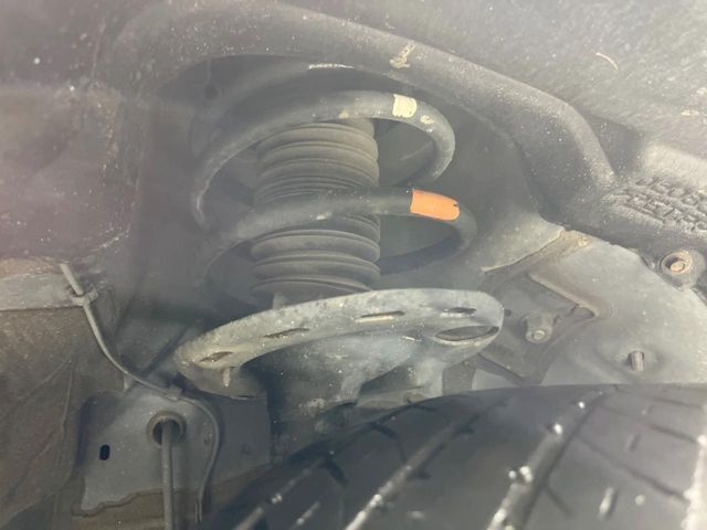 お車を安心してお乗りいただく為には、足回りの定期点検が欠かせません。サービスサポート（有償保証）では無料点検もご提供しており、安心のカーライフをお過ごしいただけるサポート体制が整っています。