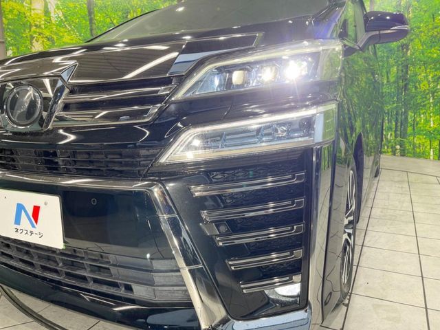 【LEDヘッドライト】悪天候や夜間走行時も良好な視界を確保し安心して運転できる高輝度LEDヘッドライトを装備！点灯速度が早く、消費電力も抑えられています。