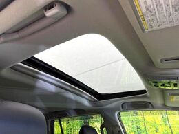 【サンルーフ】開放感たっぷりの希少装備、サンルーフが装着されています！車内に明かりを取り入れたり景色を楽しむ以外にも、車内の空気も簡単に換気できて快適です！