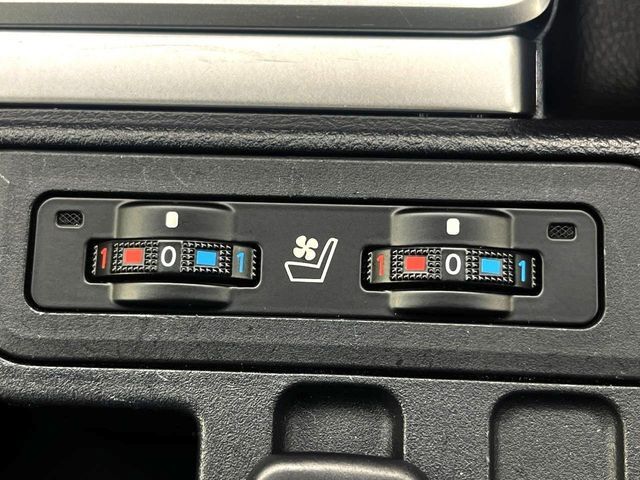 【シートベンチレーション】夏場は涼しい風でお尻や背中の熱やムレを防ぎ、冬はエアコンよりも早く温まってポカポカに！季節を問わず快適に過ごせます。