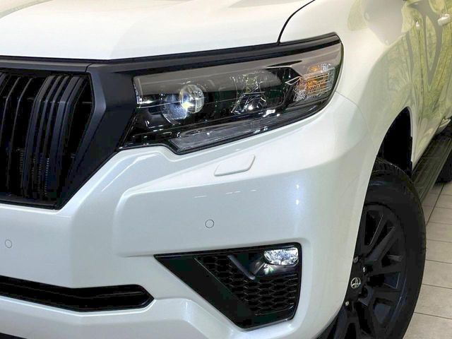 【LEDヘッドライト】悪天候や夜間走行時も良好な視界を確保し安心して運転できる高輝度LEDヘッドライトを装備！点灯速度が早く、消費電力も抑えられています。