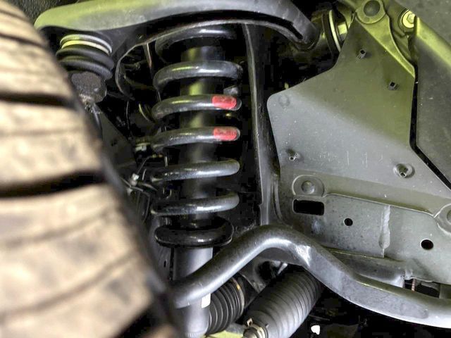 お車を安心してお乗りいただく為には、足回りの定期点検が欠かせません。サービスサポート（有償保証）では無料点検もご提供しており、安心のカーライフをお過ごしいただけるサポート体制が整っています。