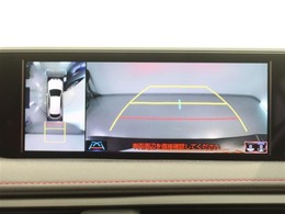 パノラミックビューモニター付きです。車両を上から見たような映像をモニター画面に表示。運転席からの目視では見にくい、車両周辺の状況をリアルタイムでしっかり確認できます。