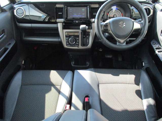 足元広々の運転席周りです