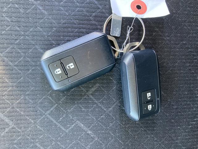 携帯リモコンを身に付けていれば、ドアの施錠・解錠や、ブレーキを踏んだ状態でのエンジンのスタート・ストップも、指先ひとつでワンタッチ操作できます