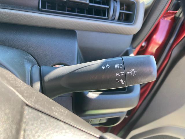 走行中、周囲の明るさや暗さに応じて、ヘッドランプなどを自動で点灯/消灯するオートライトシステムを装備しています