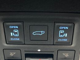 【両側パワースライドドア】スマートキーや運転席のスイッチで後席両側スライドドアの開閉が可能♪電動だから力を入れてドアを開ける必要が無く、小さなお子様でも簡単に開け閉めでき快適です♪