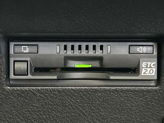 【ETC】有料道路を利用する際に料金所で停止することなく通過できる、ETC車載器（ノンストップ自動料金収受システム機器）が装備されています。セットアップを行うことで利用可能になります。
