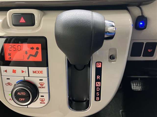 シンプルなストレート式フロアシフト！シフト操作簡単でらくらく！