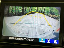 【バックカメラ】駐車時に後方がリアルタイム映像で確認できます。大型商業施設や立体駐車場での駐車時や、夜間のバック時に大活躍！運転スキルに関わらず、今や必須となった装備のひとつです！