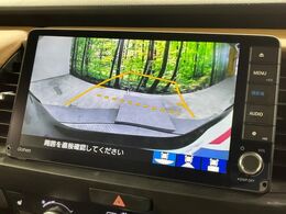 【バックカメラ】駐車時に後方がリアルタイム映像で確認できます。大型商業施設や立体駐車場での駐車時や、夜間のバック時に大活躍！運転スキルに関わらず、今や必須となった装備のひとつです！