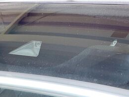 【プリクラッシュセーフティ】前方の車両等を検知し、衝突しそうな時は警報で注意を促し、ブレーキを踏む力をサポート。ブレーキを踏めなかった場合は衝突被害軽減ブレーキが作動、衝突回避をサポートします。