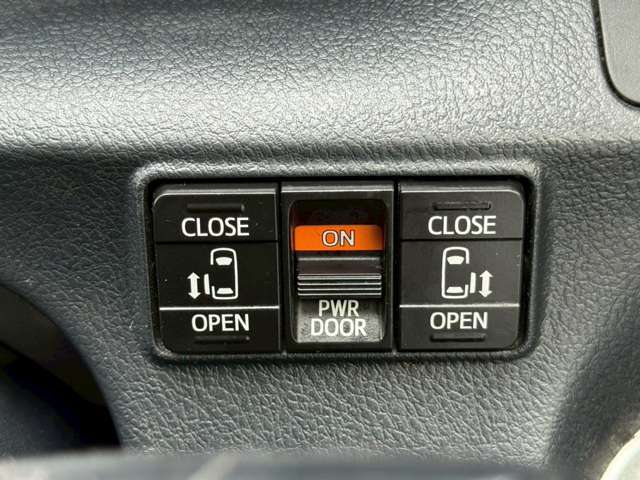 両側パワースライドドア