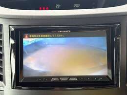 バックカメラがついて後方確認が簡単にできます！苦手としている車庫入れ等も安心して出来ますね！凄く需要の高い装備ですので、最初から付いていれば言う事なしですよね！？