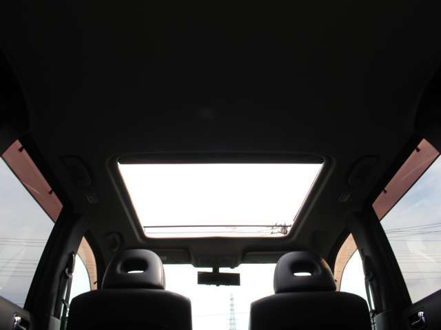 サンルーフを装備☆車内の換気にとても便利で採光性にも優れていますしなにより開放感と高級感がありますね☆後付けできない装備ですのでぜひ装着車をお勧めいたします☆