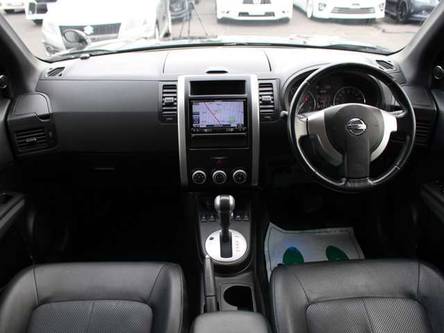 すっきりとしたエクストレイルらしいデザインのダッシュ回り！フロントビューの視認性もよく運転しやすいと思います★