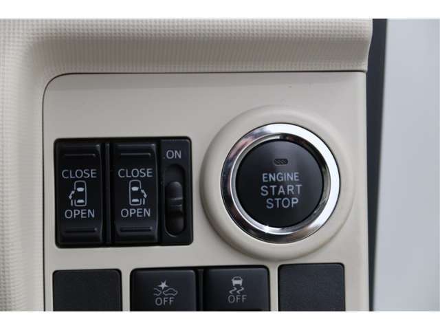 【両側パワースライドドア】左右ともに大きくて便利なスライドドアを採用しています。両側ともに電動ドアは運転席からも開閉可能です。いち早く乗り込みたいお子様をタイミング良くドアを開けてお出迎え出来ます♪