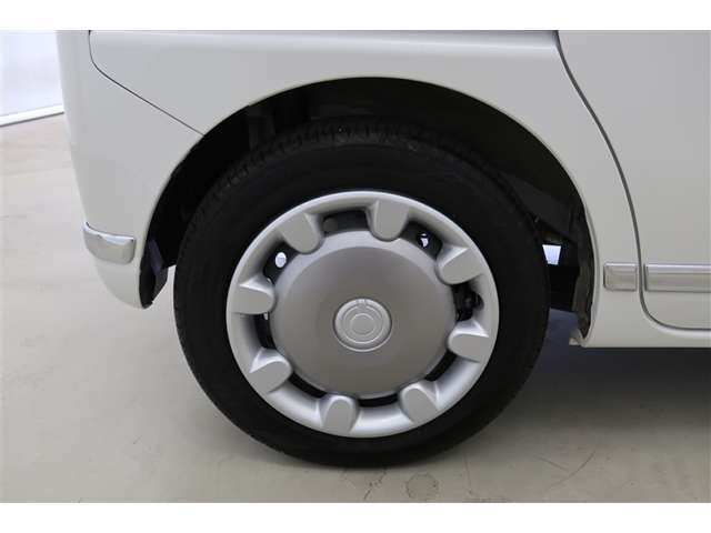 【ホイールキャップ】鉄ホイールに樹脂製のキャップが付いています。